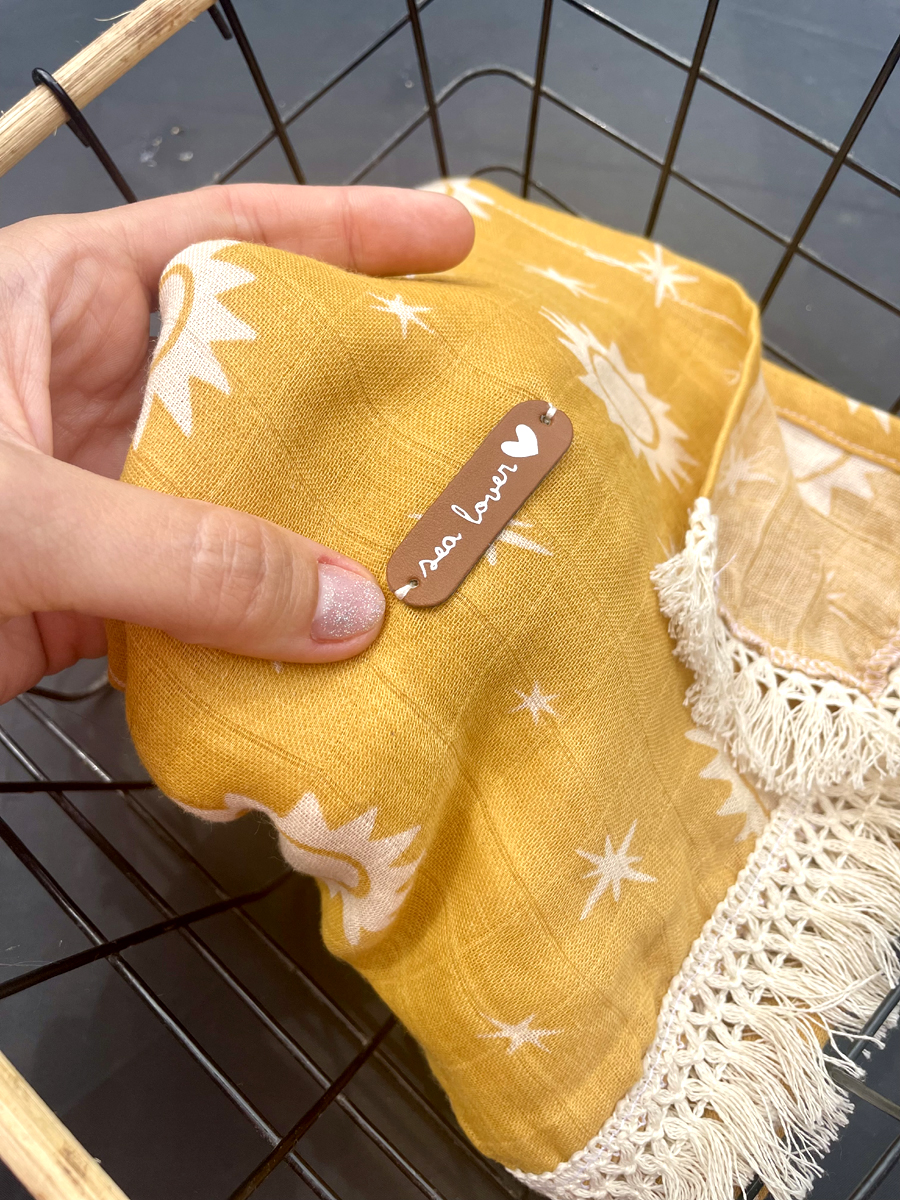 detail-piece-simili-cuir-personnalisee-prenom-mot-fouta