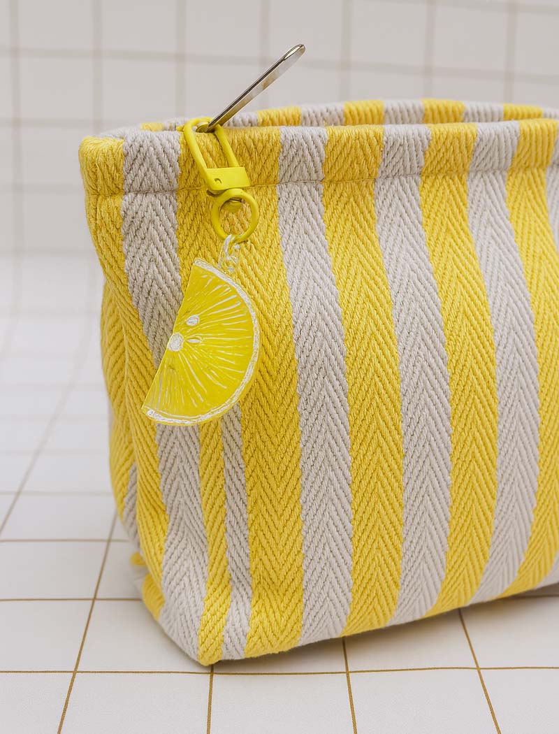 sac-voyage-maquillage-raye-jaune-coton-charme-citron-maison-little