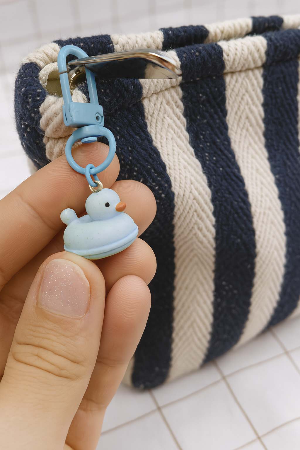 charm-bouee-canard-trouse-toilette-navy-mariniere