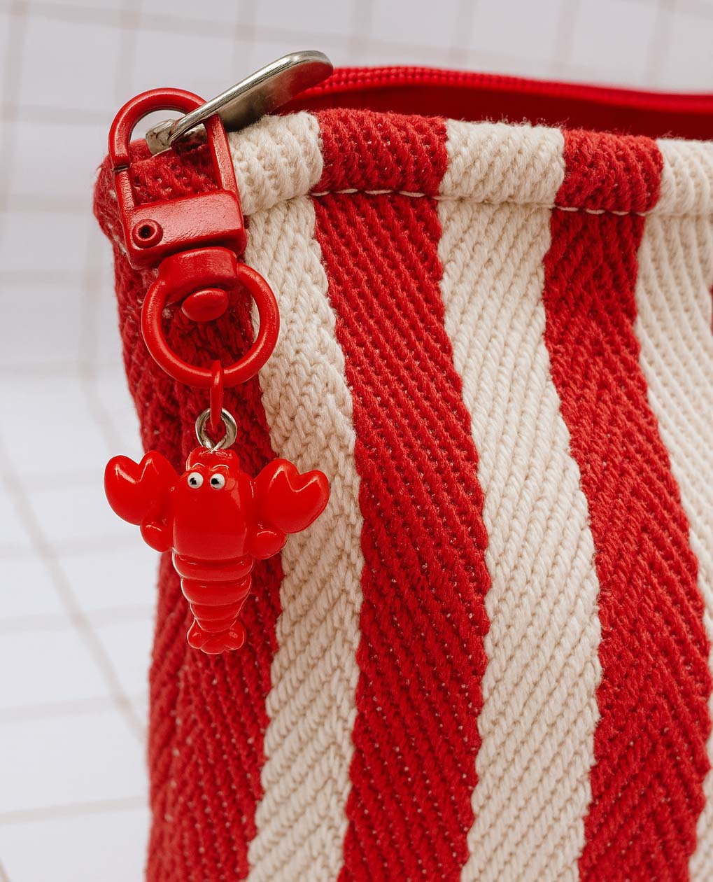 charm-homard-trousse-rayures-rouge