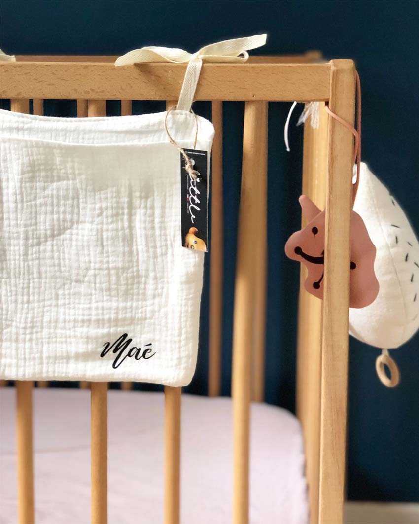 range-doudou-personnalisenoir-blanc-lit-barreaux