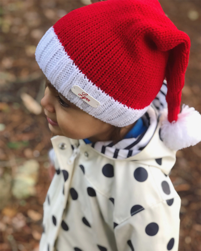 Bonnet De Noël Personnalisable LITTLE - Maille Rouge Et Blanche Avec Pompon, Message Floqué (Papa Noël, Prénom...) - Pour Adulte Et Enfant, Photo De Famille