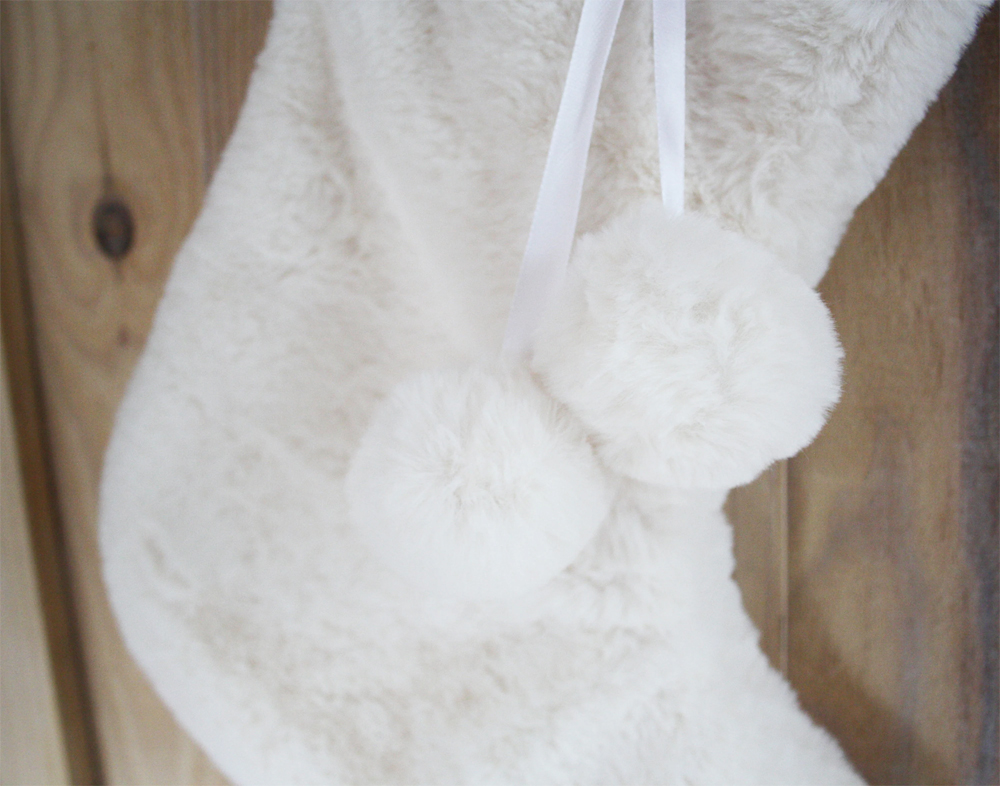 chaussette-pompon-fourrure-blanche
