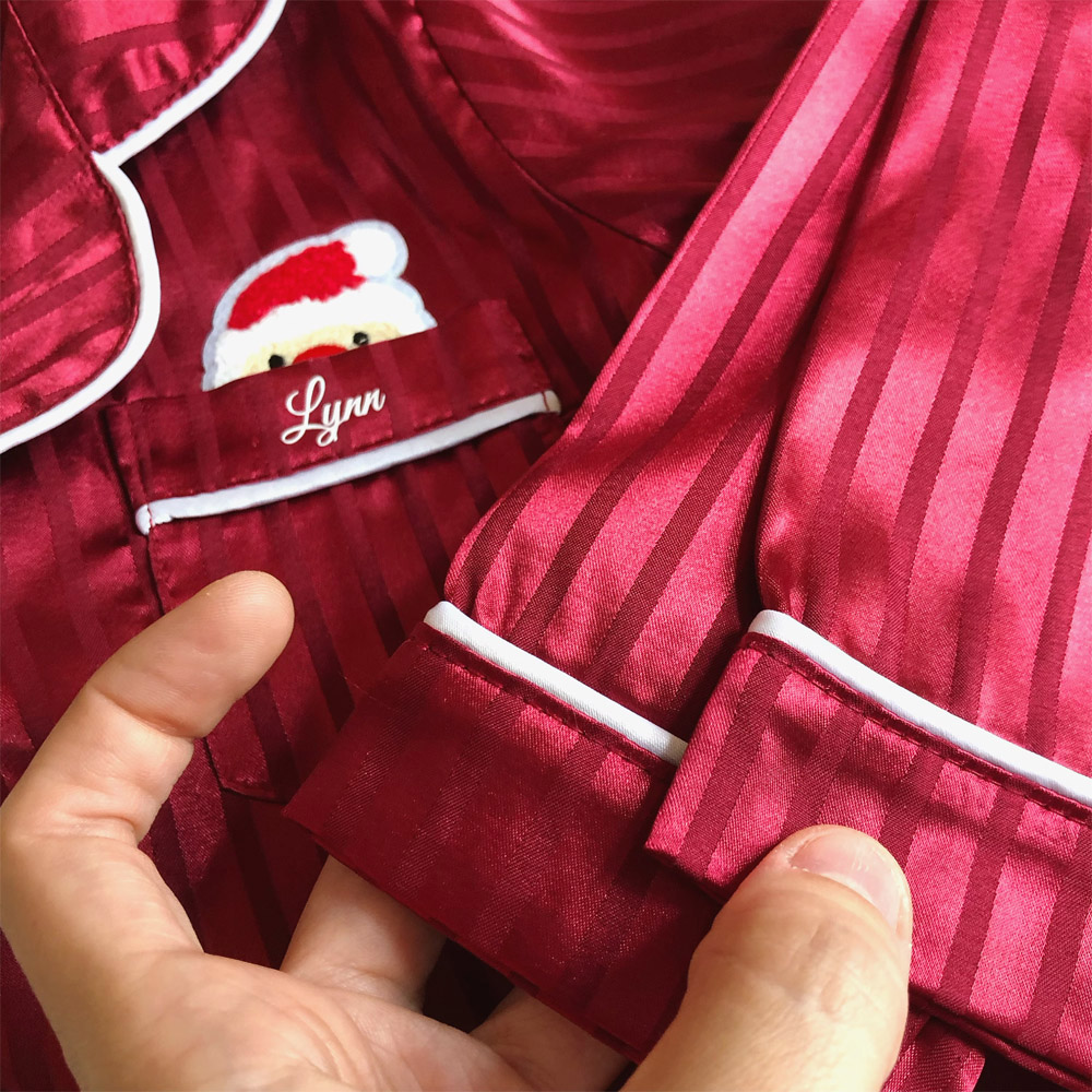 details-pyjama-enfant-noel-personnalise-rouge-lynn