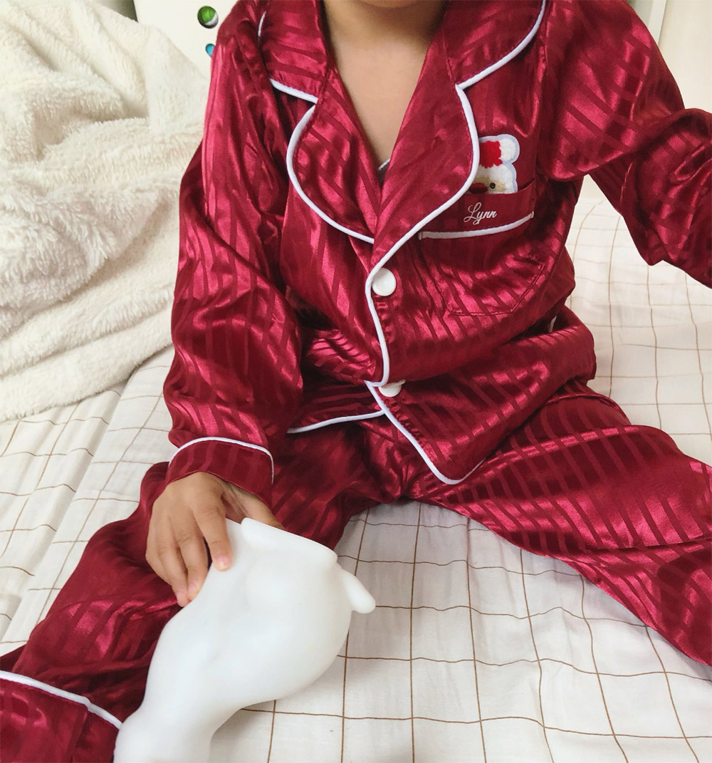 pyjama-rouge-noel-enfant-avec-lapin-blanc