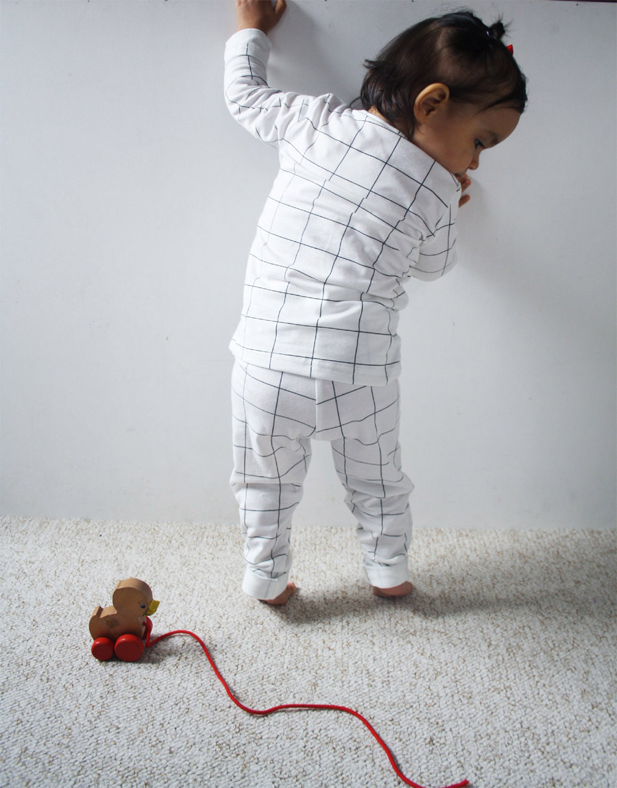 pyjama-blanc-carreaux-enfant-debout-dos