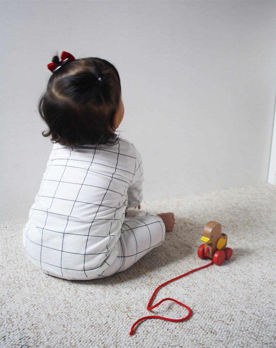 pyjama-carreaux-enfant-vue-dos-avec-jouet-canard
