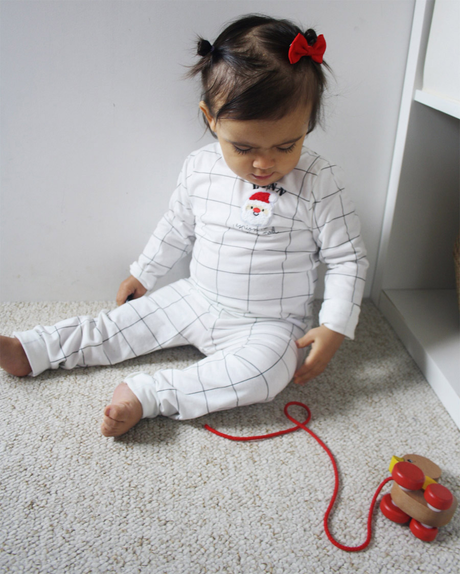 pyjama-carreaux-noel-enfant-sourire-jouet-rouge