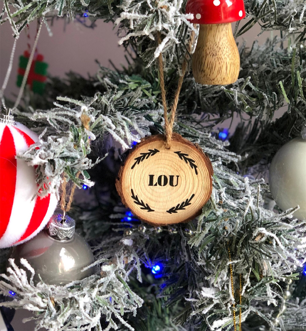 boule-noel-prenom-bois-sapin-neige-decoration