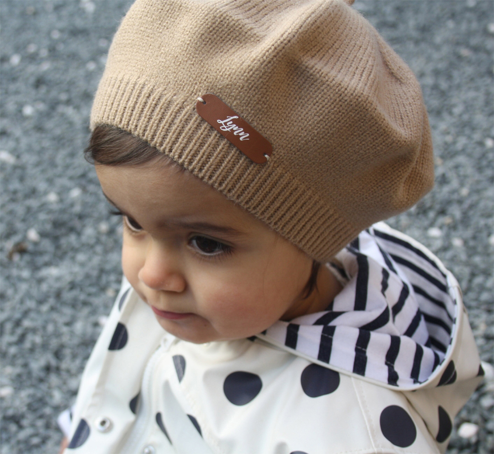 beret-camel-personnalise-prenom-enfant-look-parisien