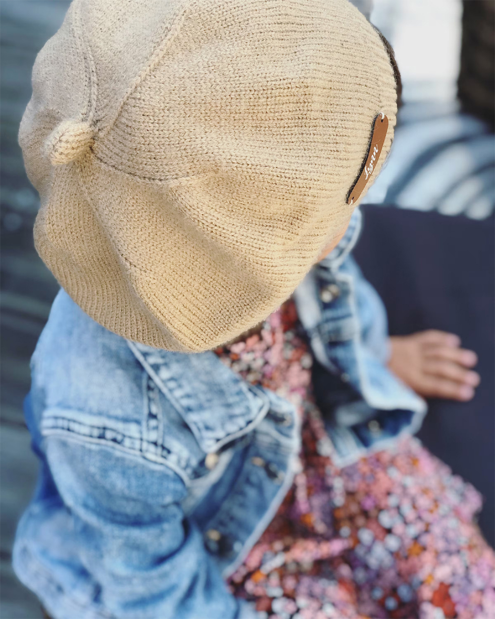 beret-personnalise-enfant-style-boheme-chic-camel-prenom