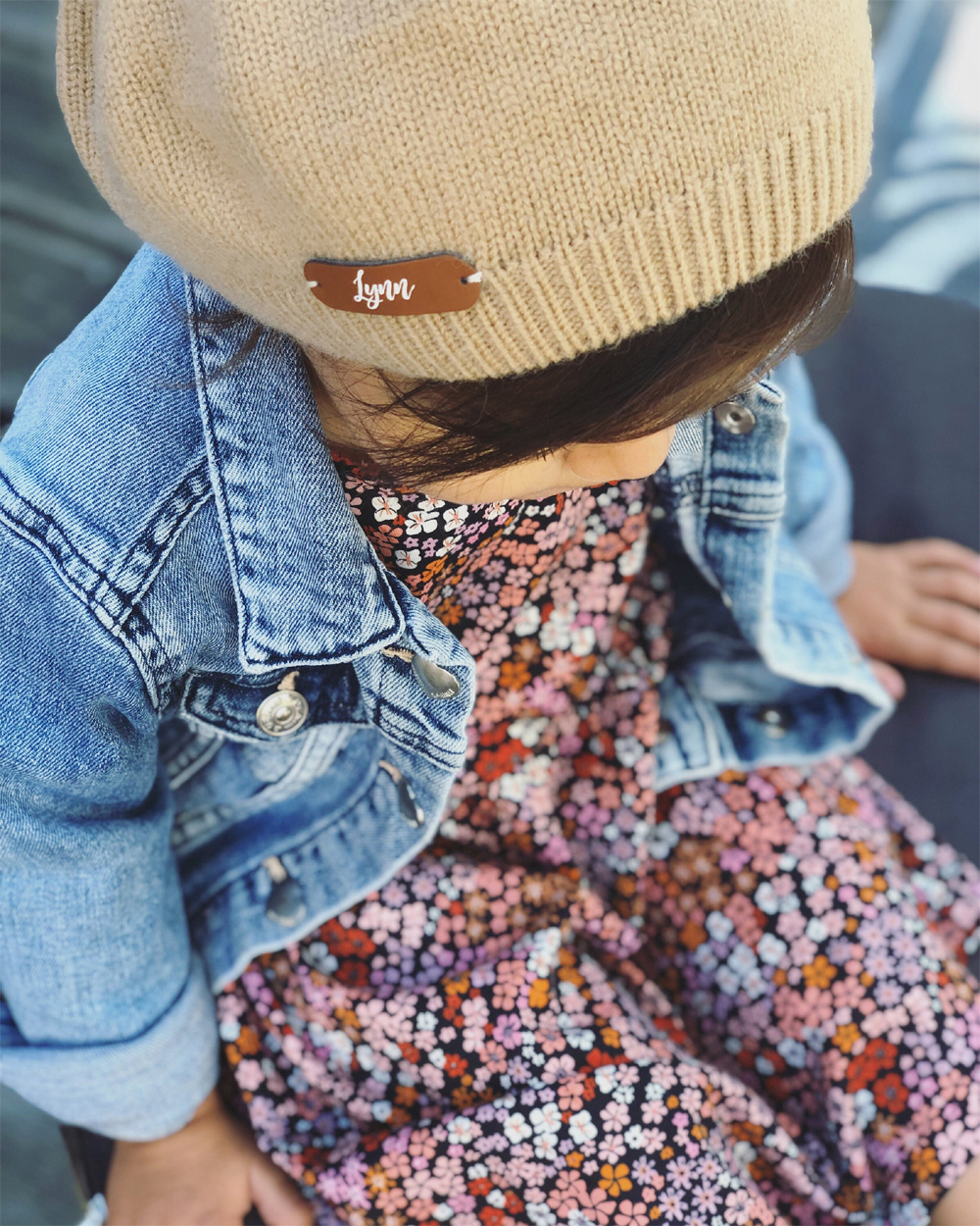 beret-personnalise-veste-jean-robe-fleurs
