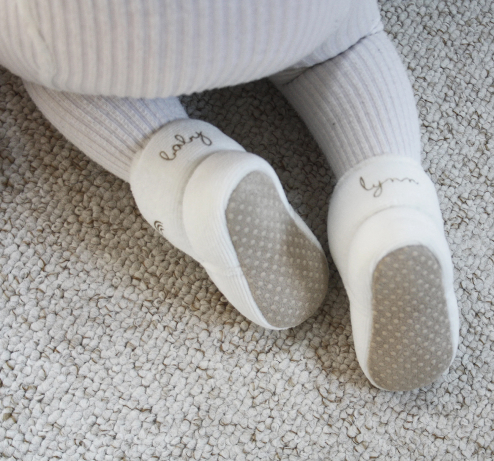 chaussons-bebe-hiver-antiderapant-prenom-flex-velours-blanc