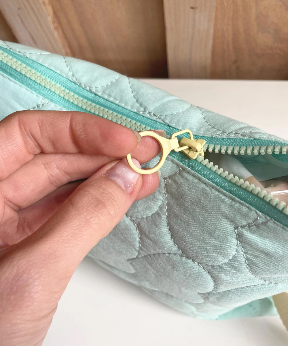 fermeture-éclair-rond-sac-enfant-personnalisé-coeur-mint-tissu-matelassé