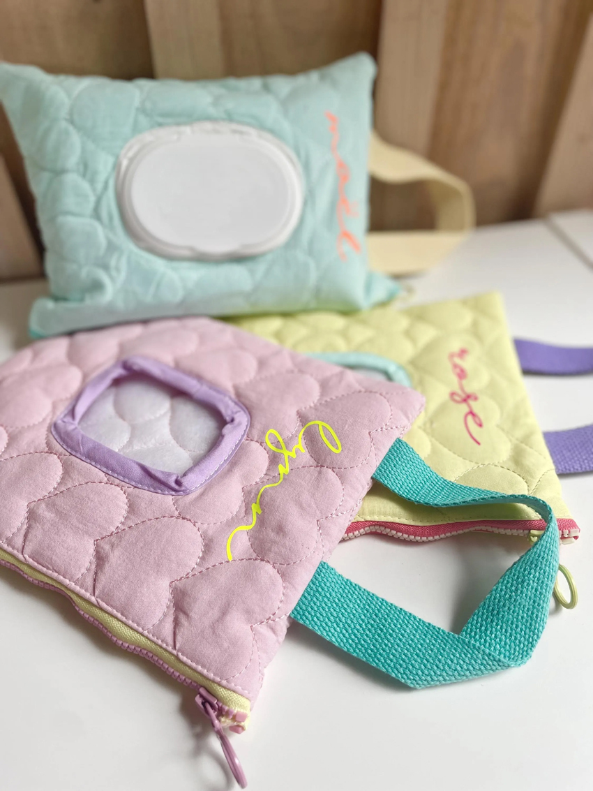 sac-lingettes-prénom-bébé-tissu-coton-pastel-matelassé-cadeau-naissanceµ