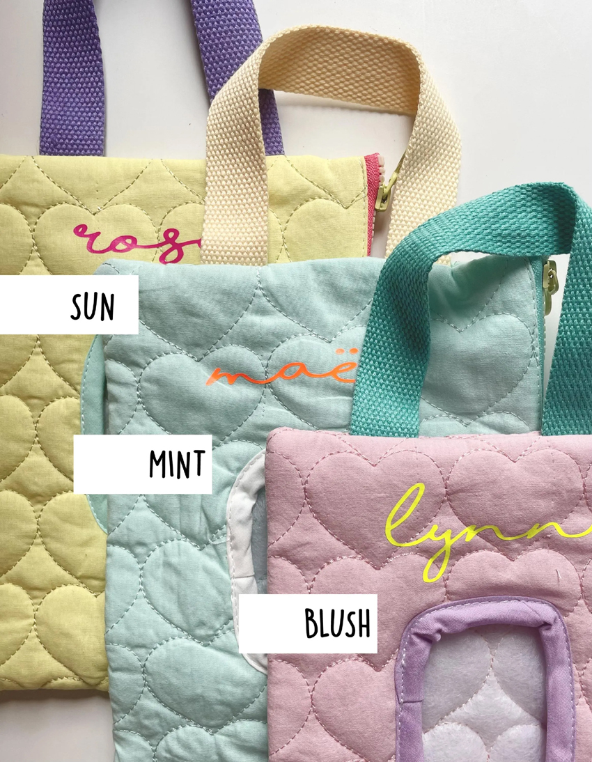 sac-tissu-matelassé-pastel-prénom-enfant-cadeau-original-personnalisé-couleurs