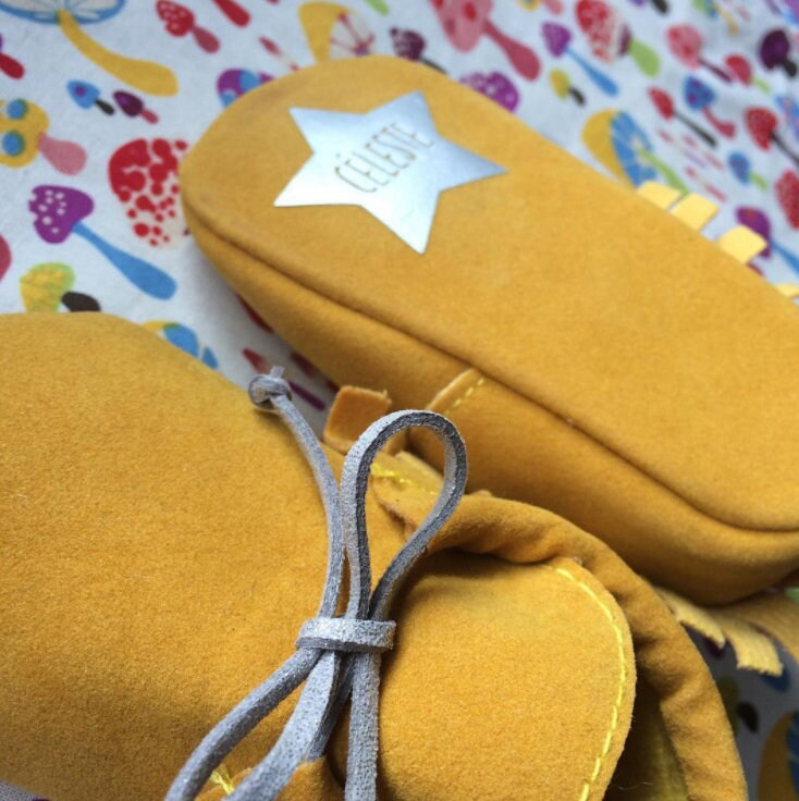 chaussons-bebe-moutarde-personnalisation-prenom-celeste-etoile-flex