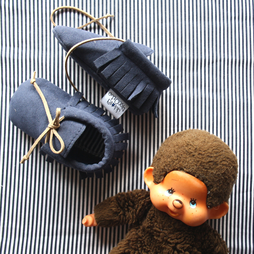 chaussons-bebe-marine-interieur-rayures-franges-little-mocs