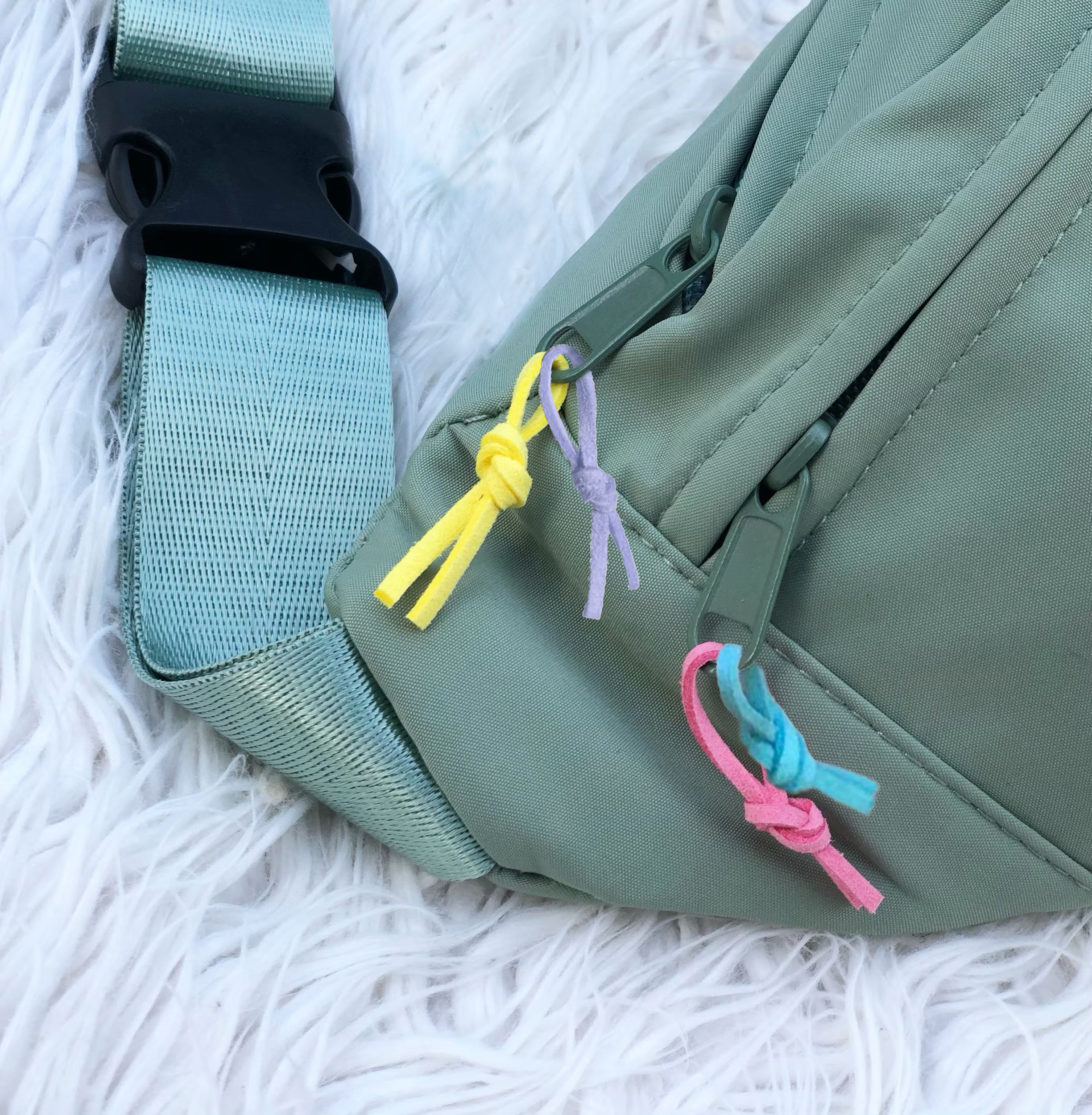 sac bandoulière vert lacets rose jaune bleu parme