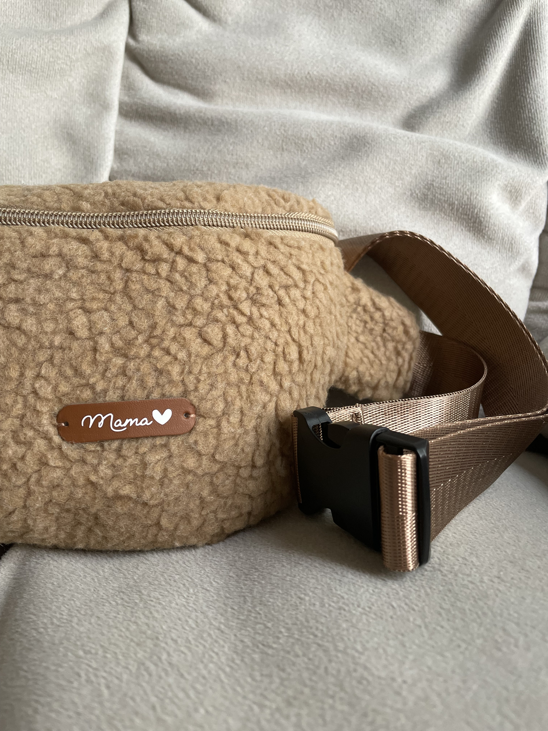 banane-teddy-bege-etiquette-cuir-mama-detail