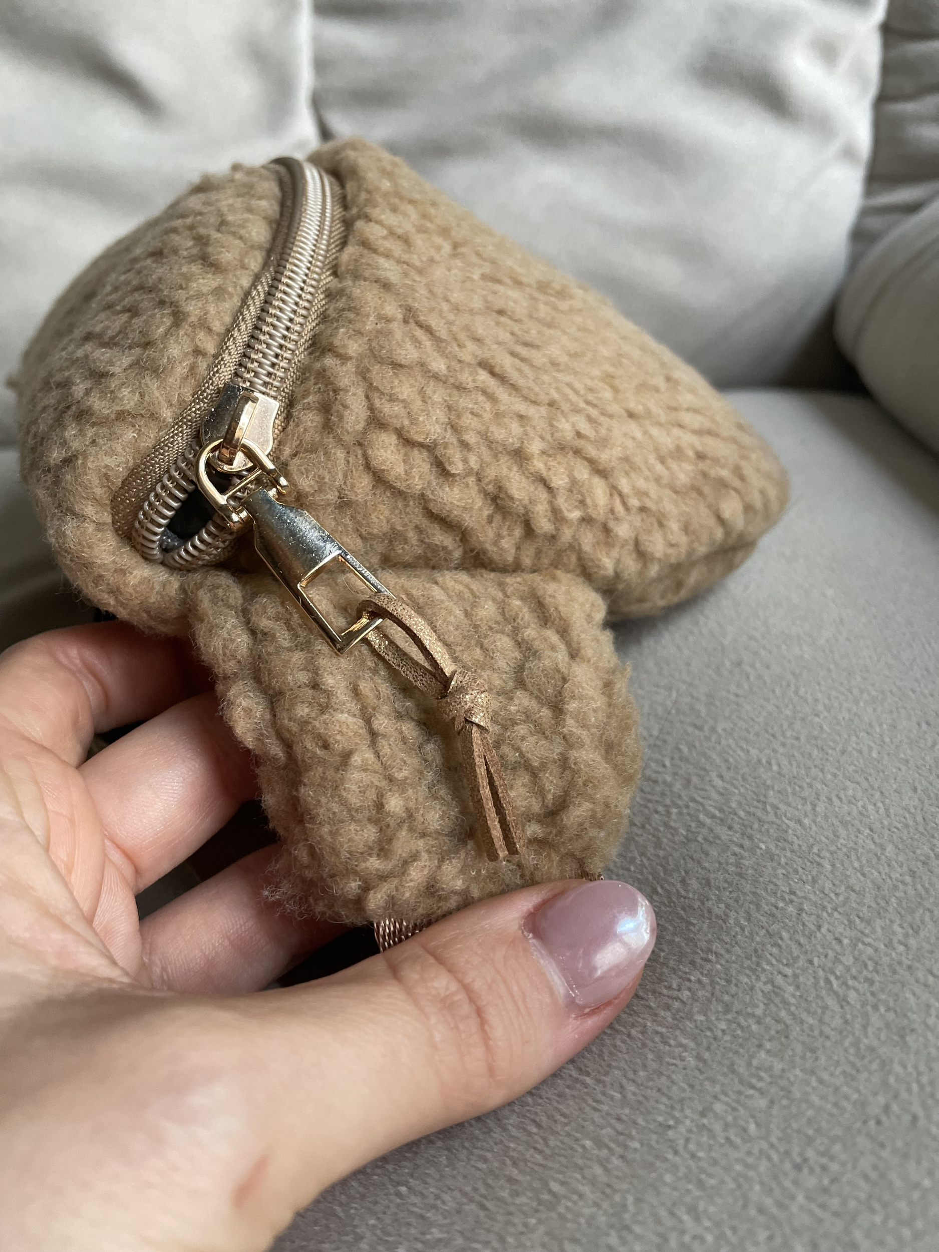 banane-teddy-beige-detail-fermeture-eclair-fourrure