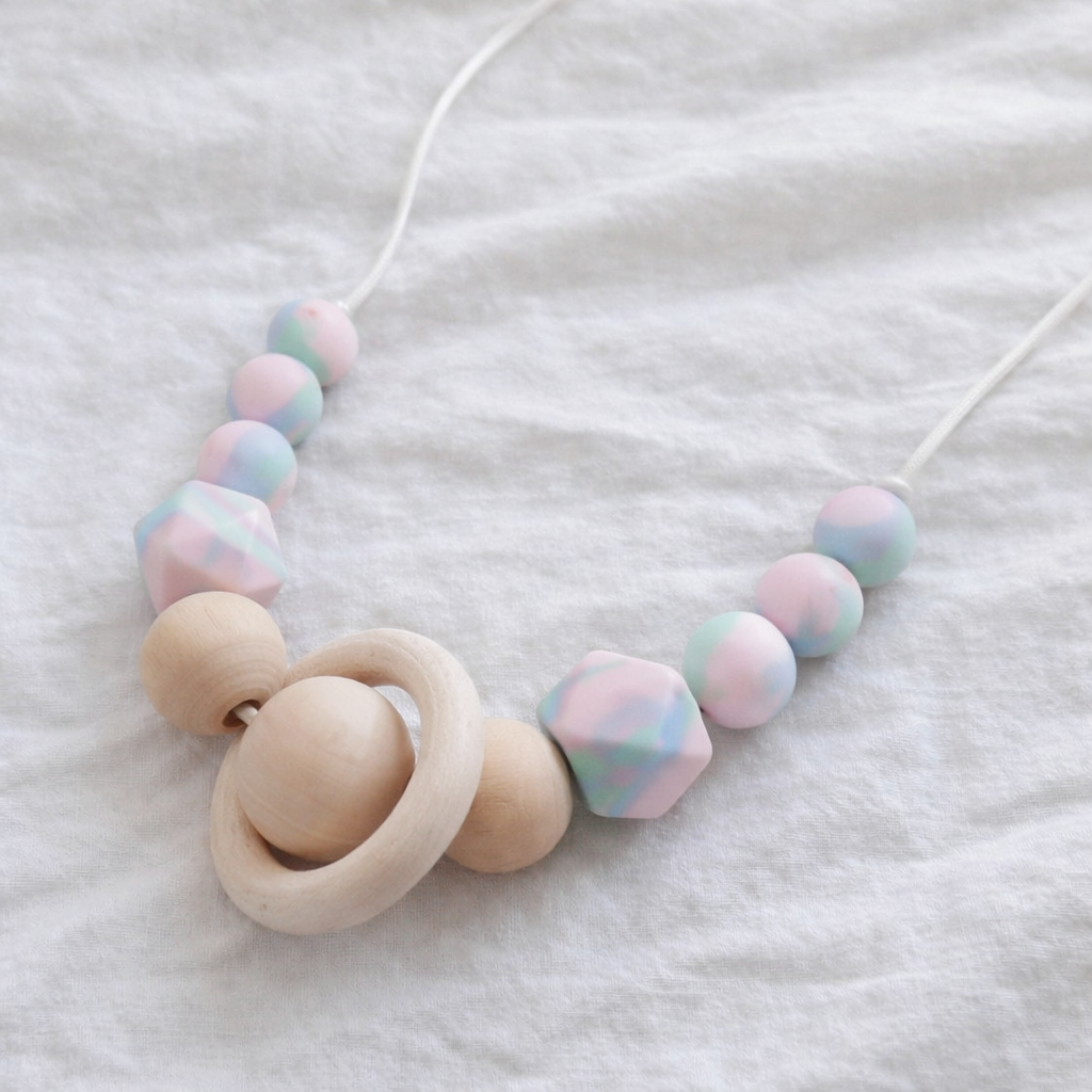 collier-allaitement-degrade-tie-dye-pastel-silicone-bois