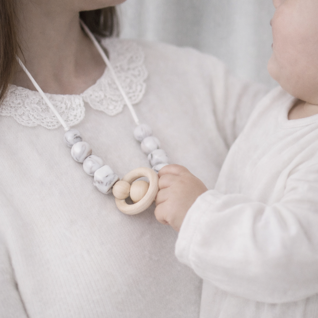 collier-dentition-bebe-marbre-gris-bois-naturel