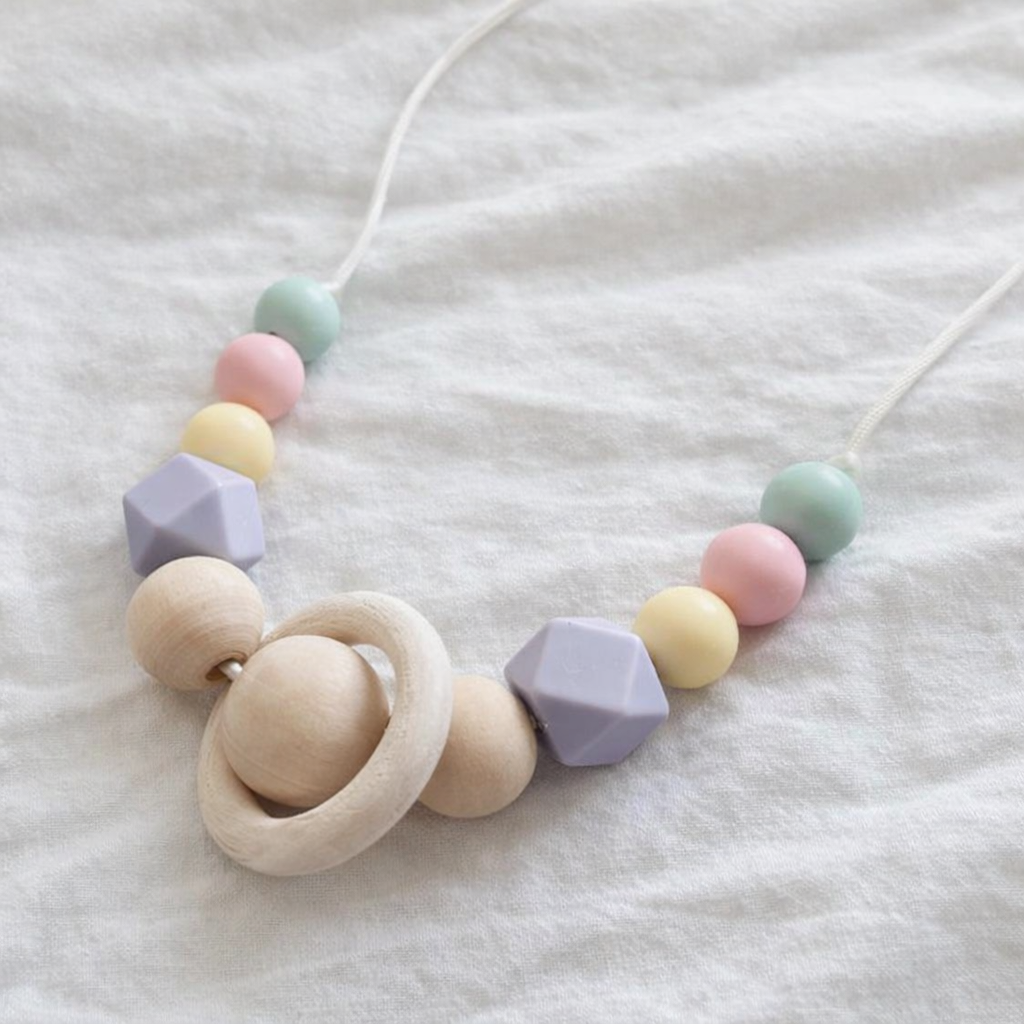 collier-allaitement-multicolore-pastel-silicone-bois