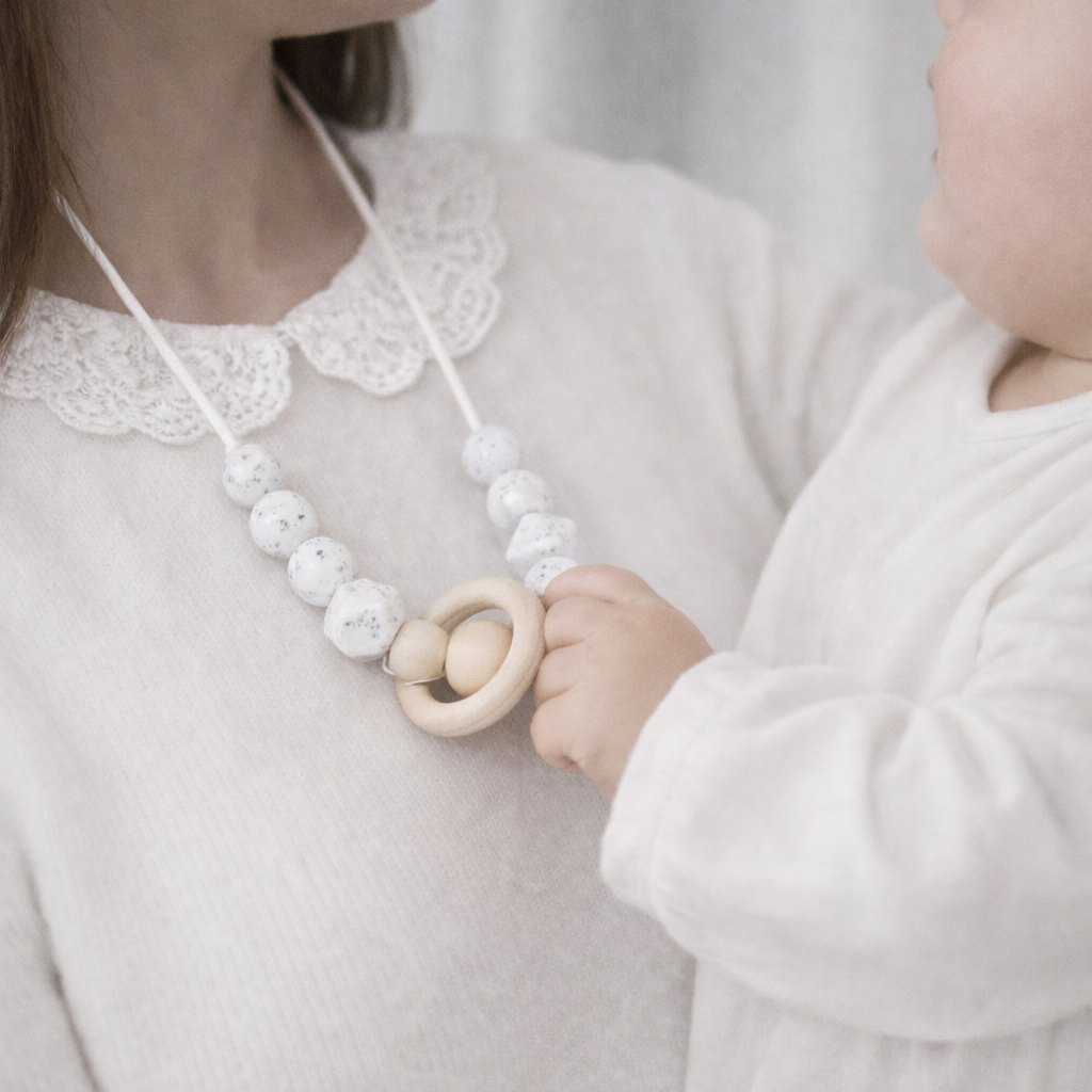 collier-dentition-bebe-blanc-mouchete-bois-naturel