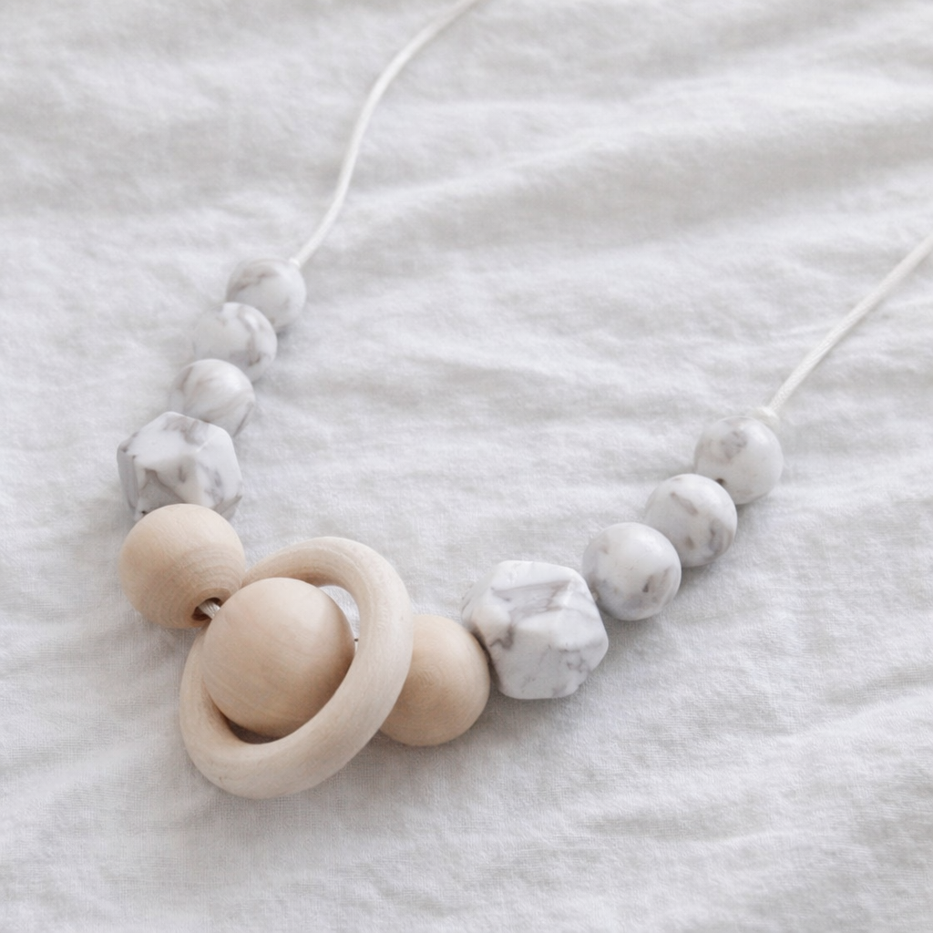 collier-allaitement-gris-marbre-silicone-bois