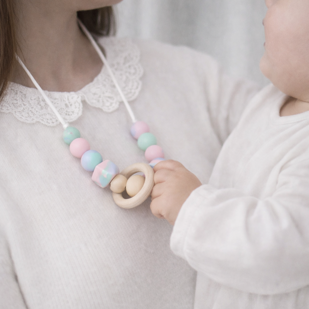 collier-dentition-bebe-tie-dye-pastel-perles-silicone-bois