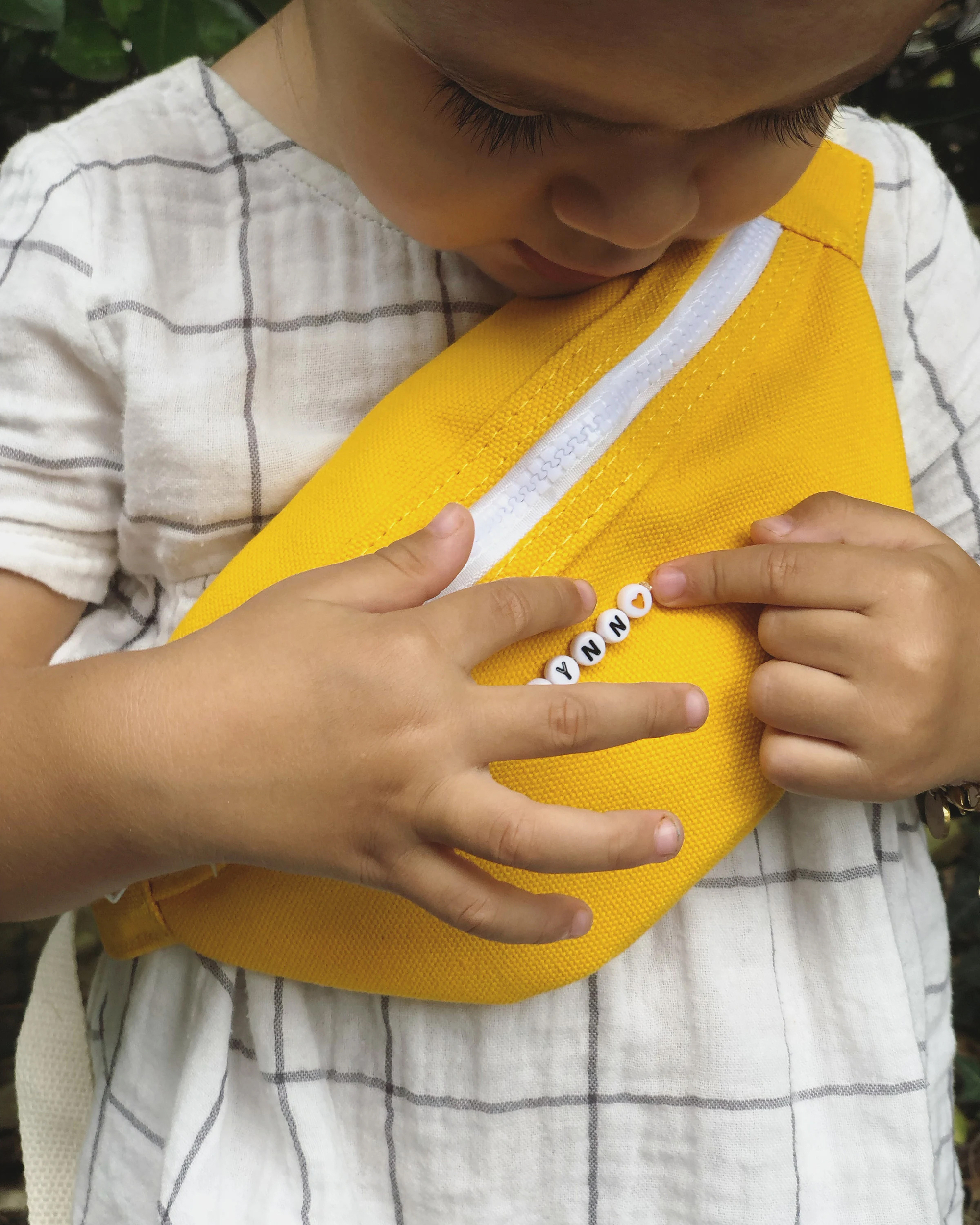 petit sac enfant avec prénom et coeur jaune