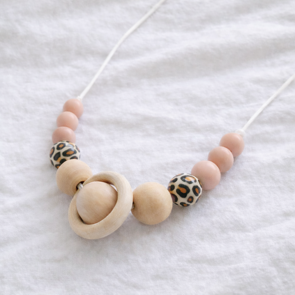 collier-allaitement-maman-bebe-bois-silicone-perles-leopard-fond-transparent (3)