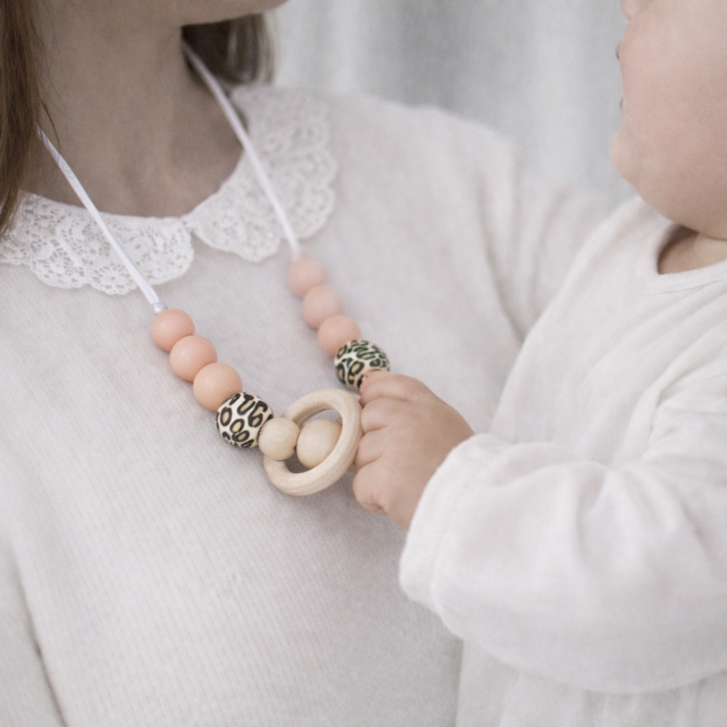 collier-allaitement-maman-bebe-eveil-sensoriel-portage