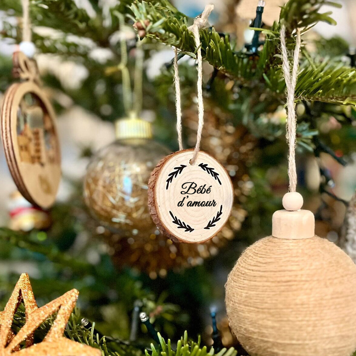 bebe-d-amour-boule-de-noel-bois-naturel-sapin-decoration-rustique