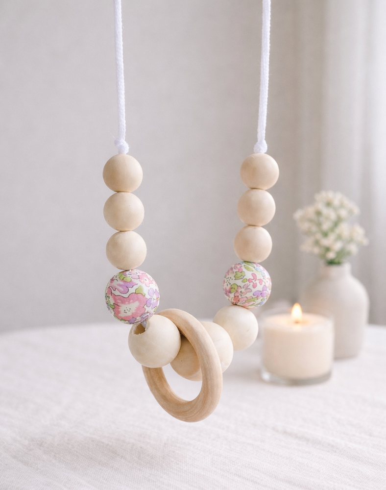 collier-portage-bebe-perles-bois-liberty-fleurs-rose