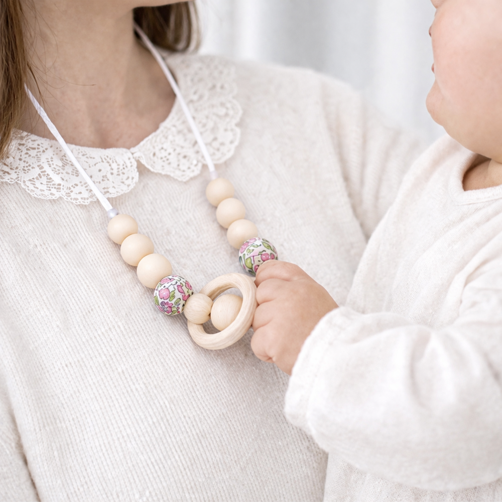 collier-portage-bebe-maman-bois-silicone-fleurs-bijou-allaitement-naturel