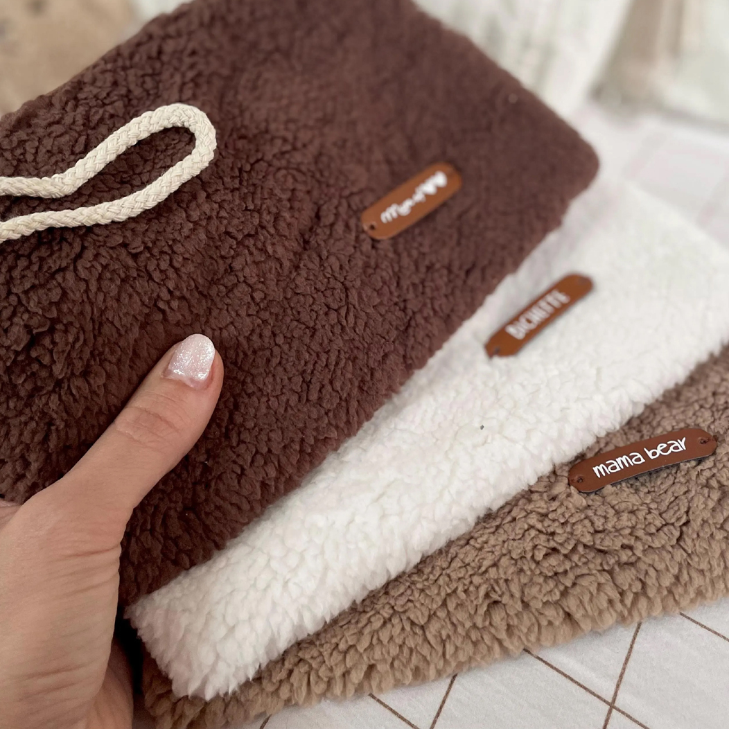 trousse à zip en tissu mouton teddy texte sur simili cuir