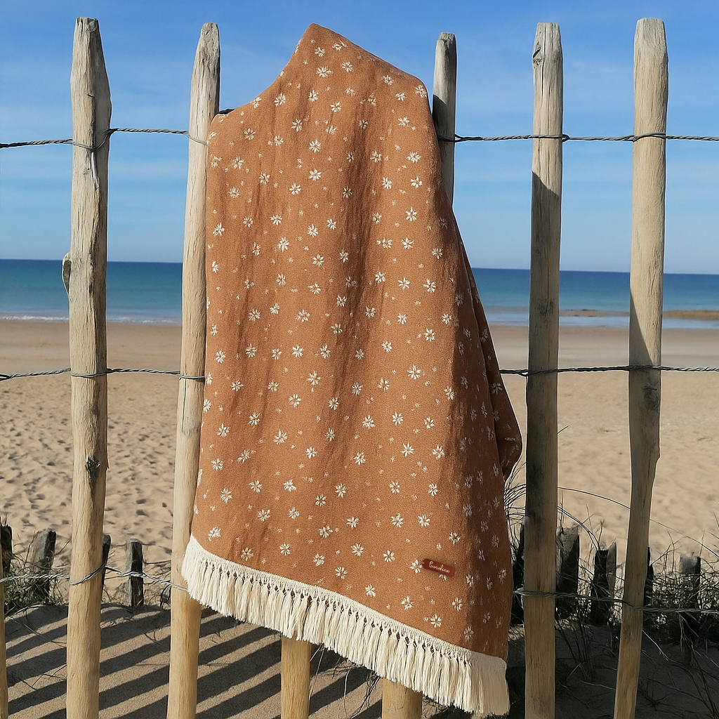 serviette-plage-marron-fleurs-personnalisee-franges