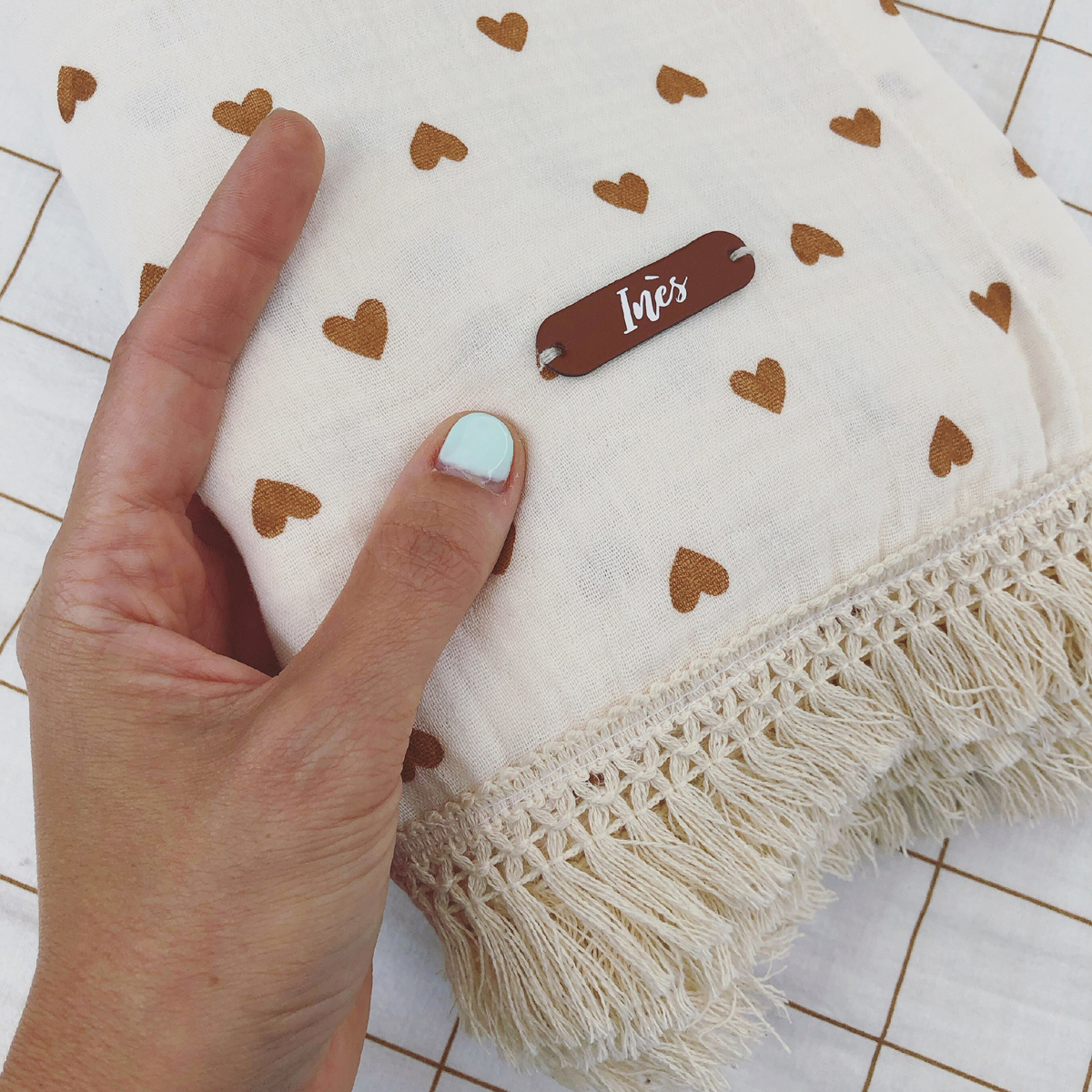 fouta plage enfant franges gaze de coton avec coeurs et prénom personnalisable