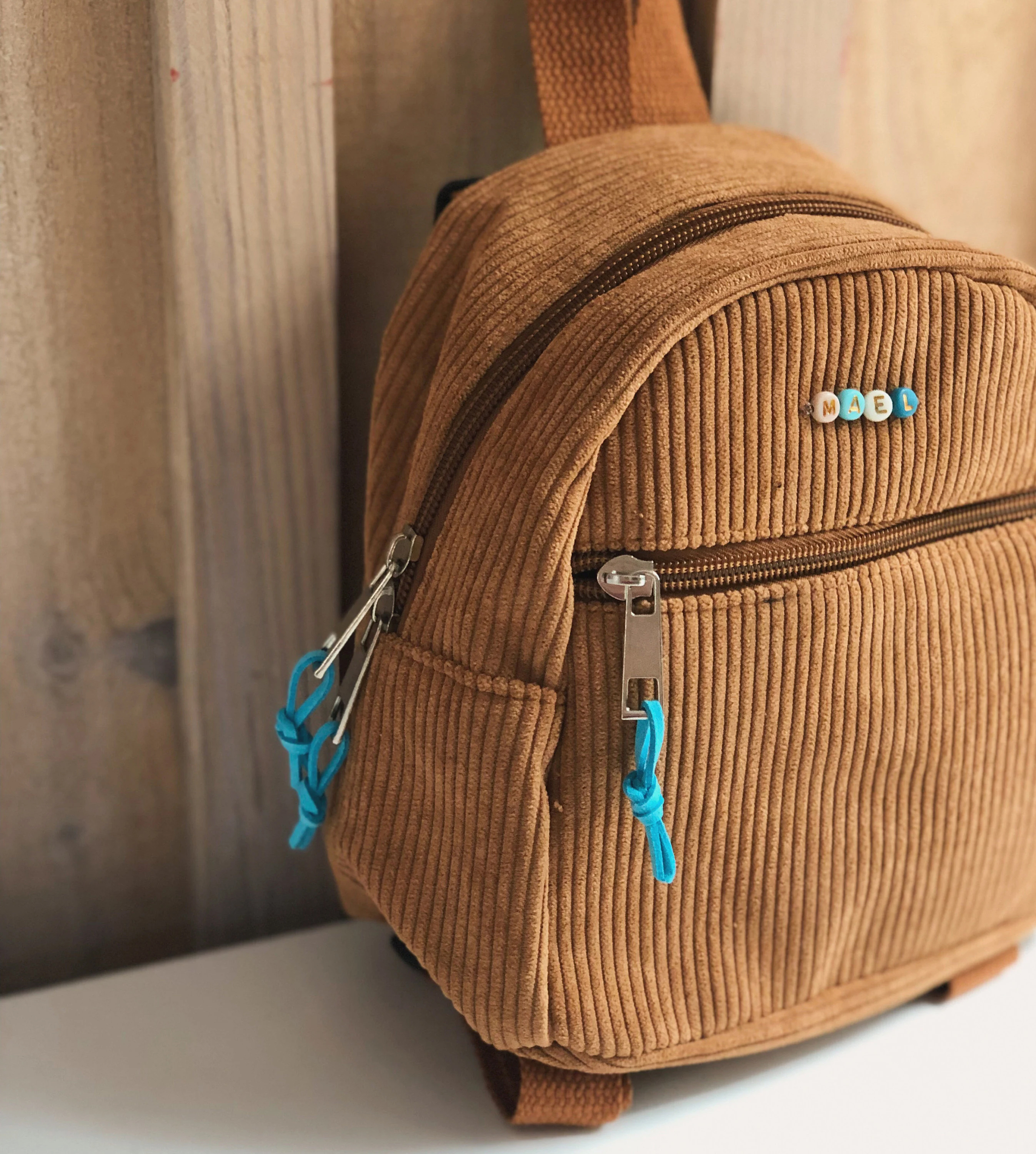 cartable maternelle velours camel bleu prenom perles