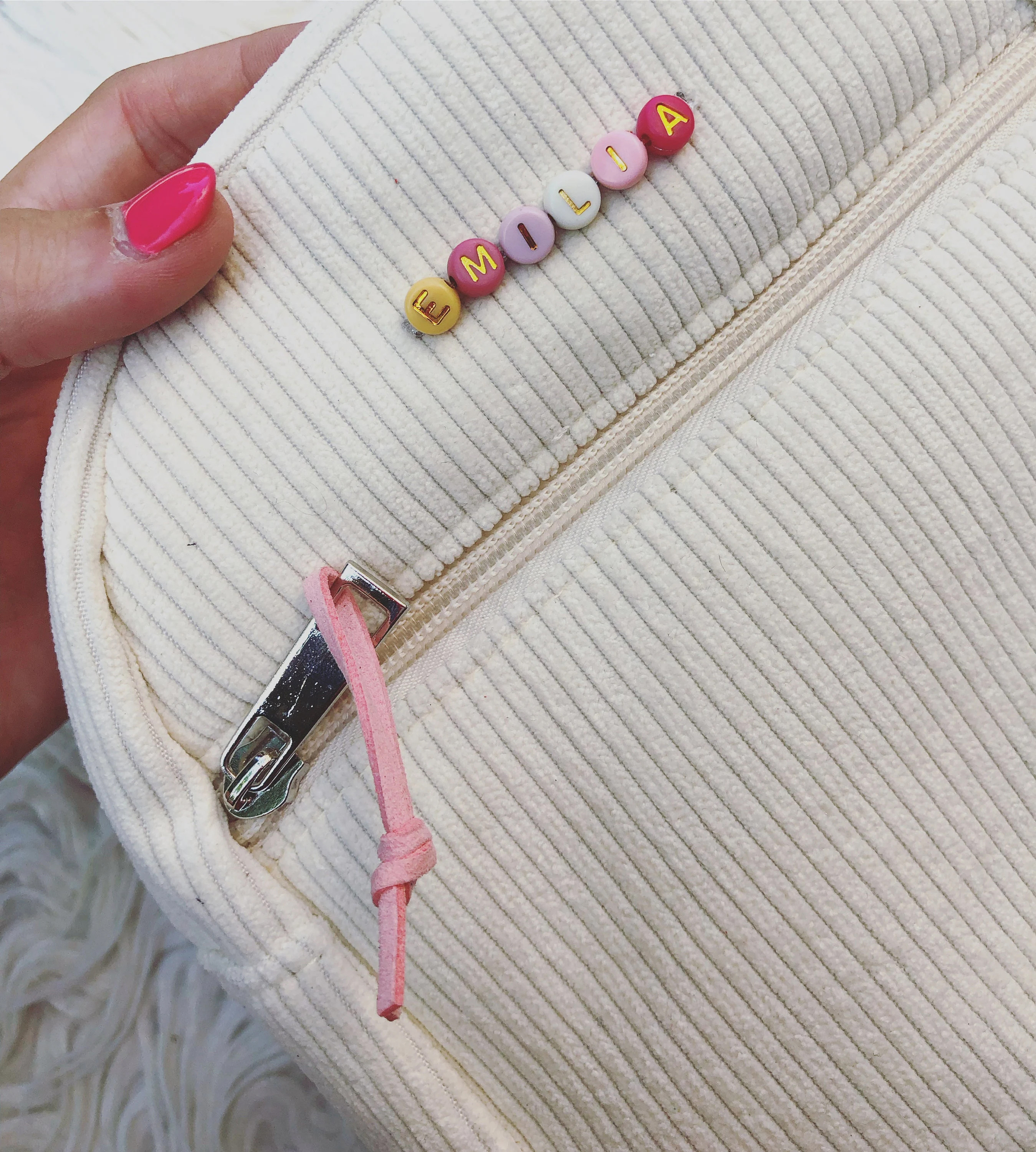 joli sac velours avec prénom perles colorées écru et rose