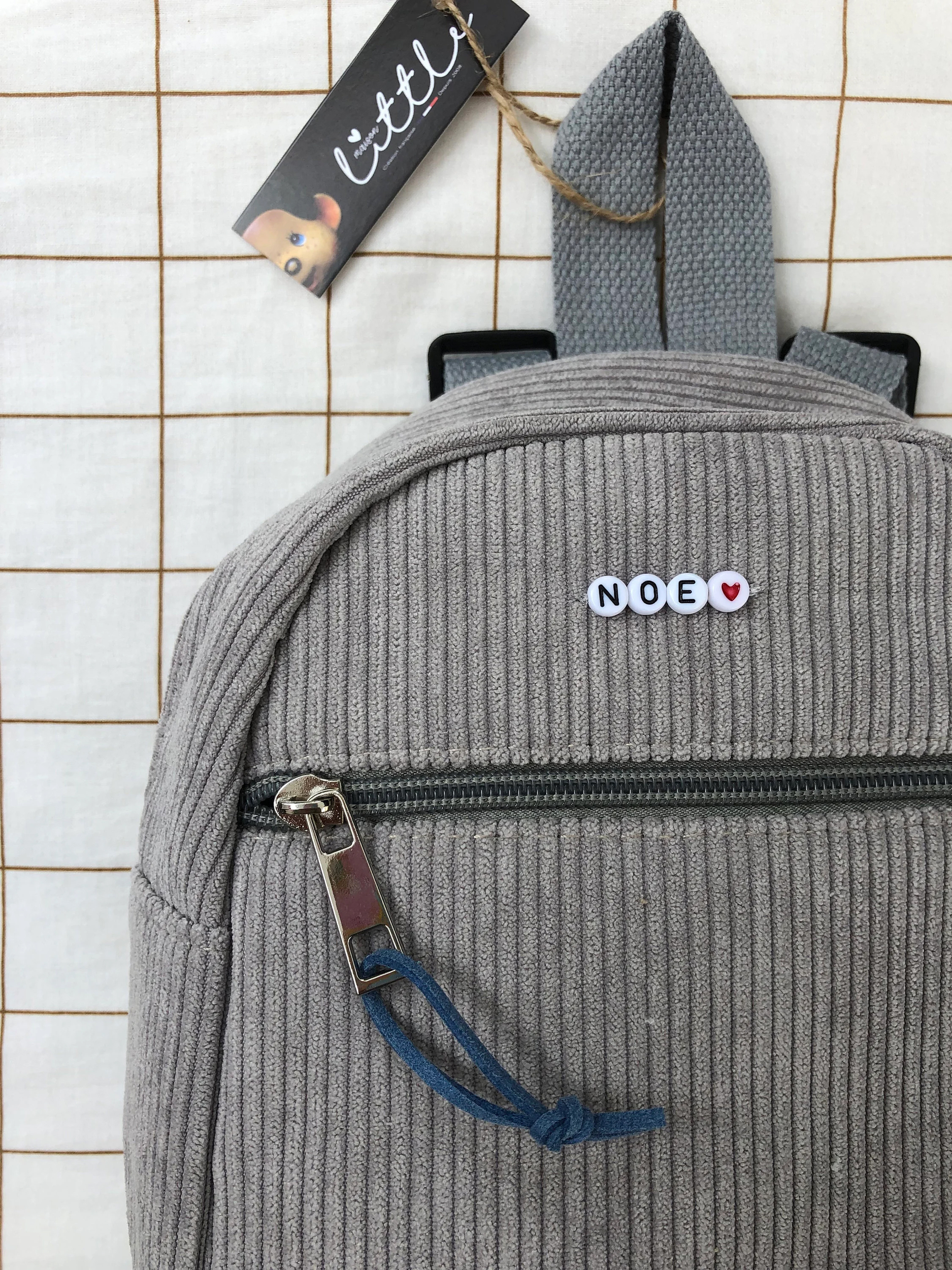 sac velours gris prénom nooir et blanc coeur rouge