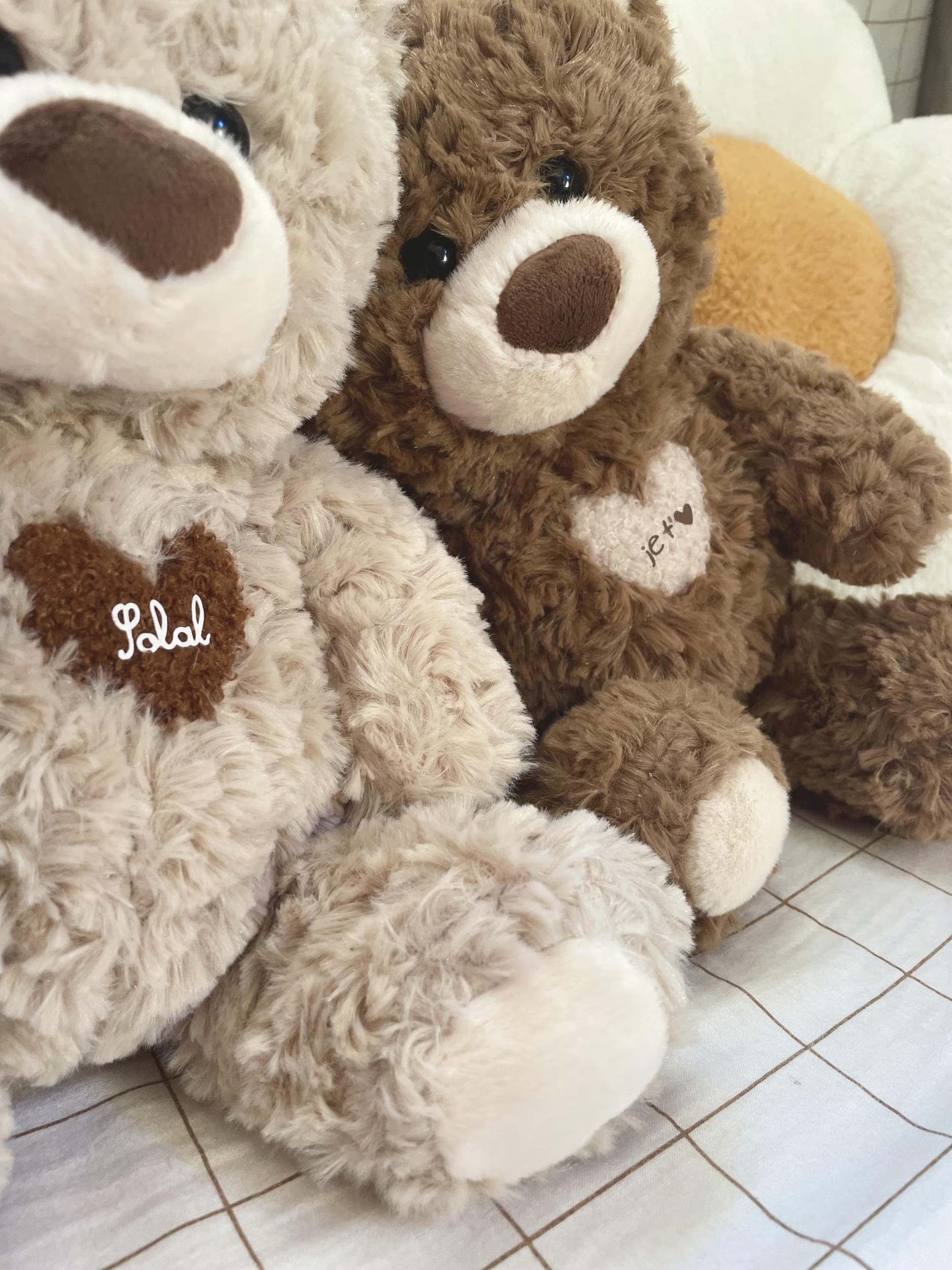 ourson marron et beige avec coeur cousu main prénom