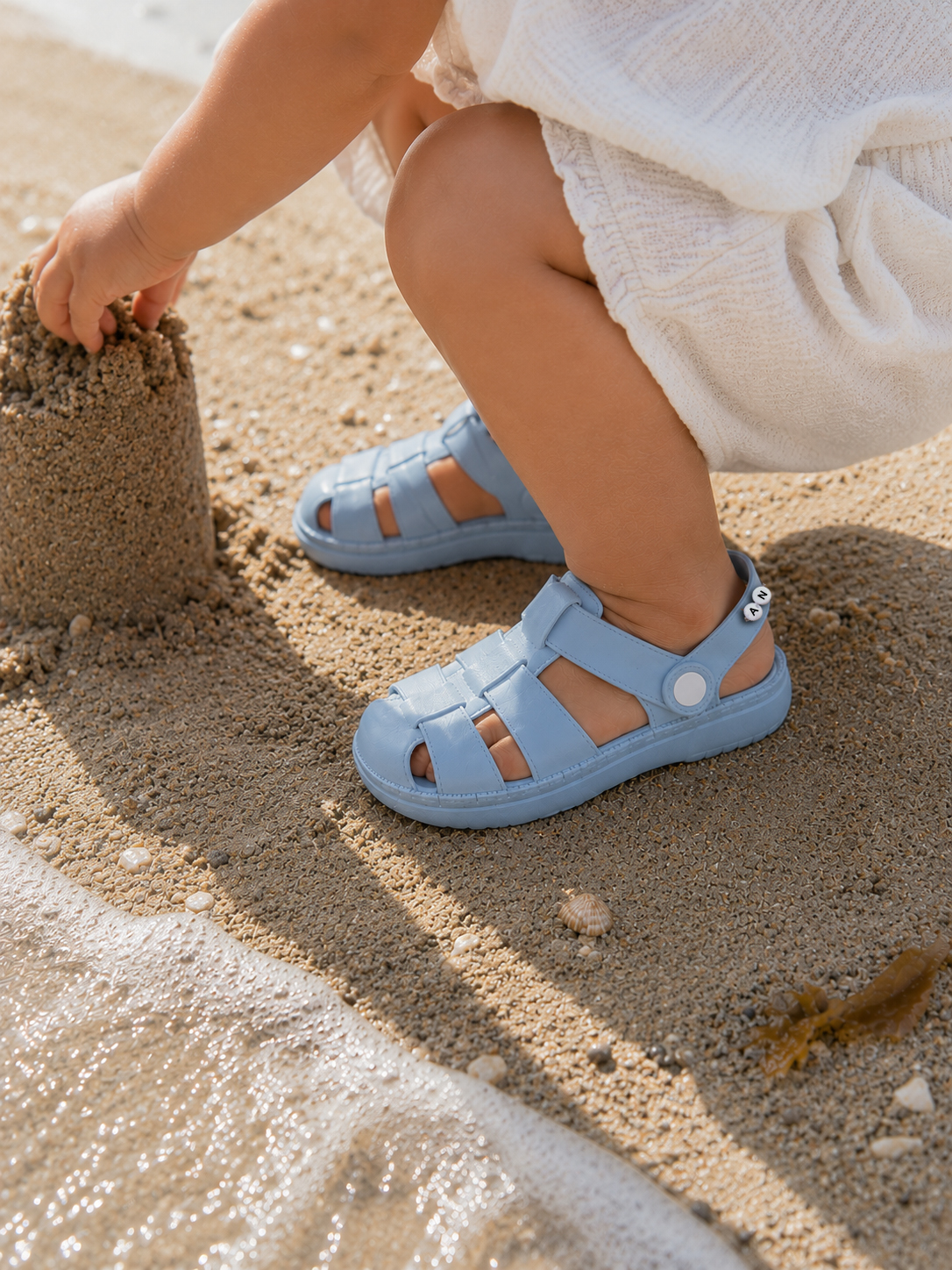 sandales-enfant-water-bleu-pastel-personnalisees-plage-enfant