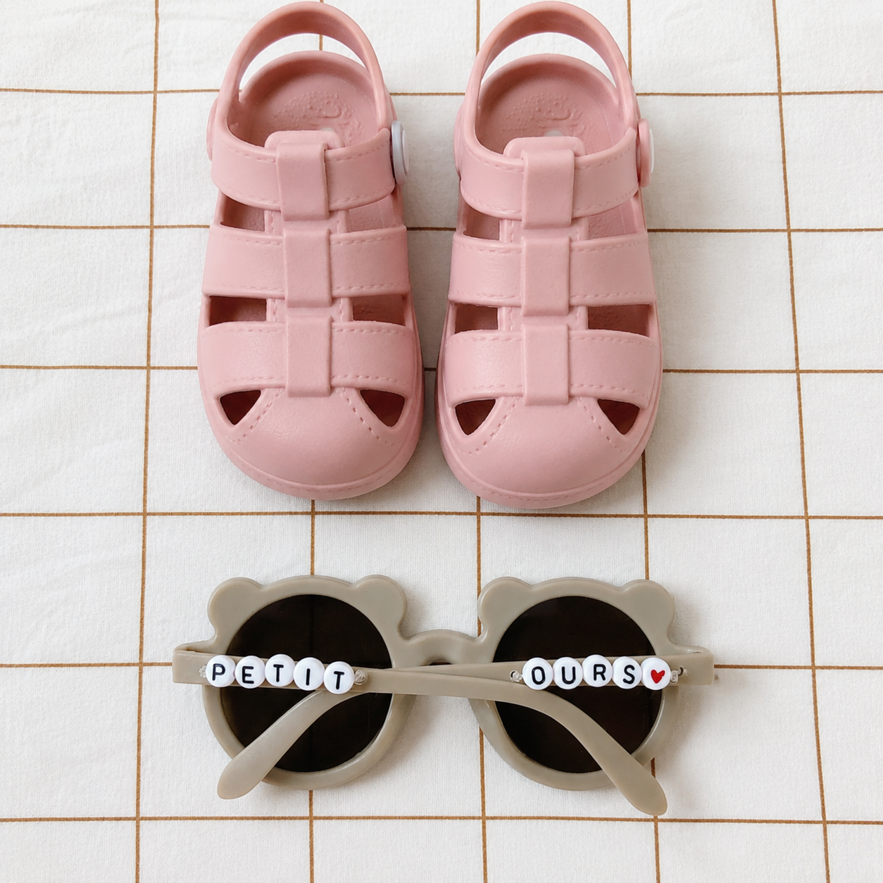 sandales-enfant-water-rose-pastel-lunettes-personnalisees-petit-ours