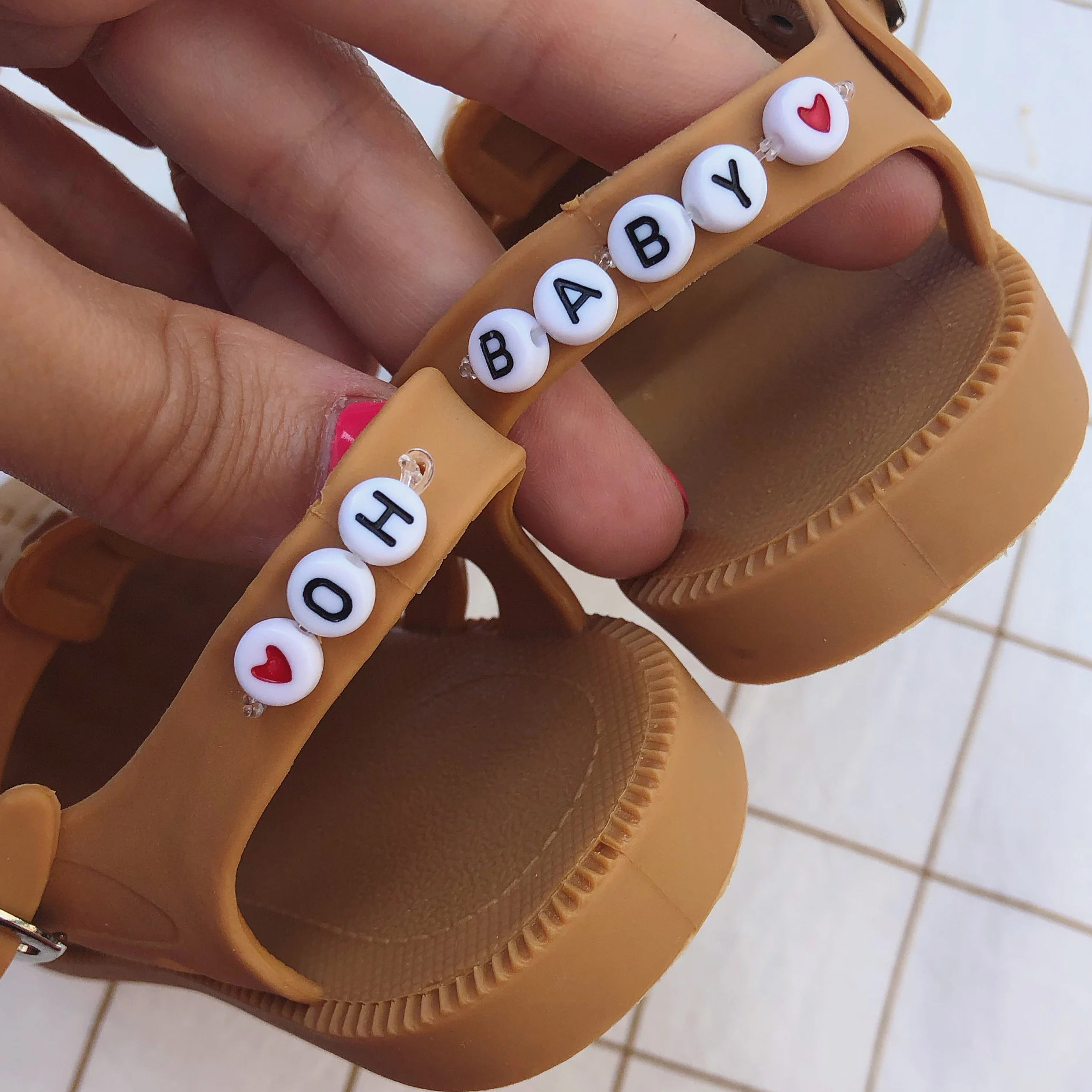bracelet-personnalisation-sandales-enfant-water-prenom-baby-coeur