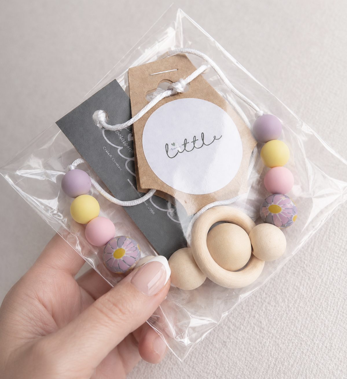 collier-allaitement-silicone-violet-jaune-fleur--naturel-cadeau-jeune-maman