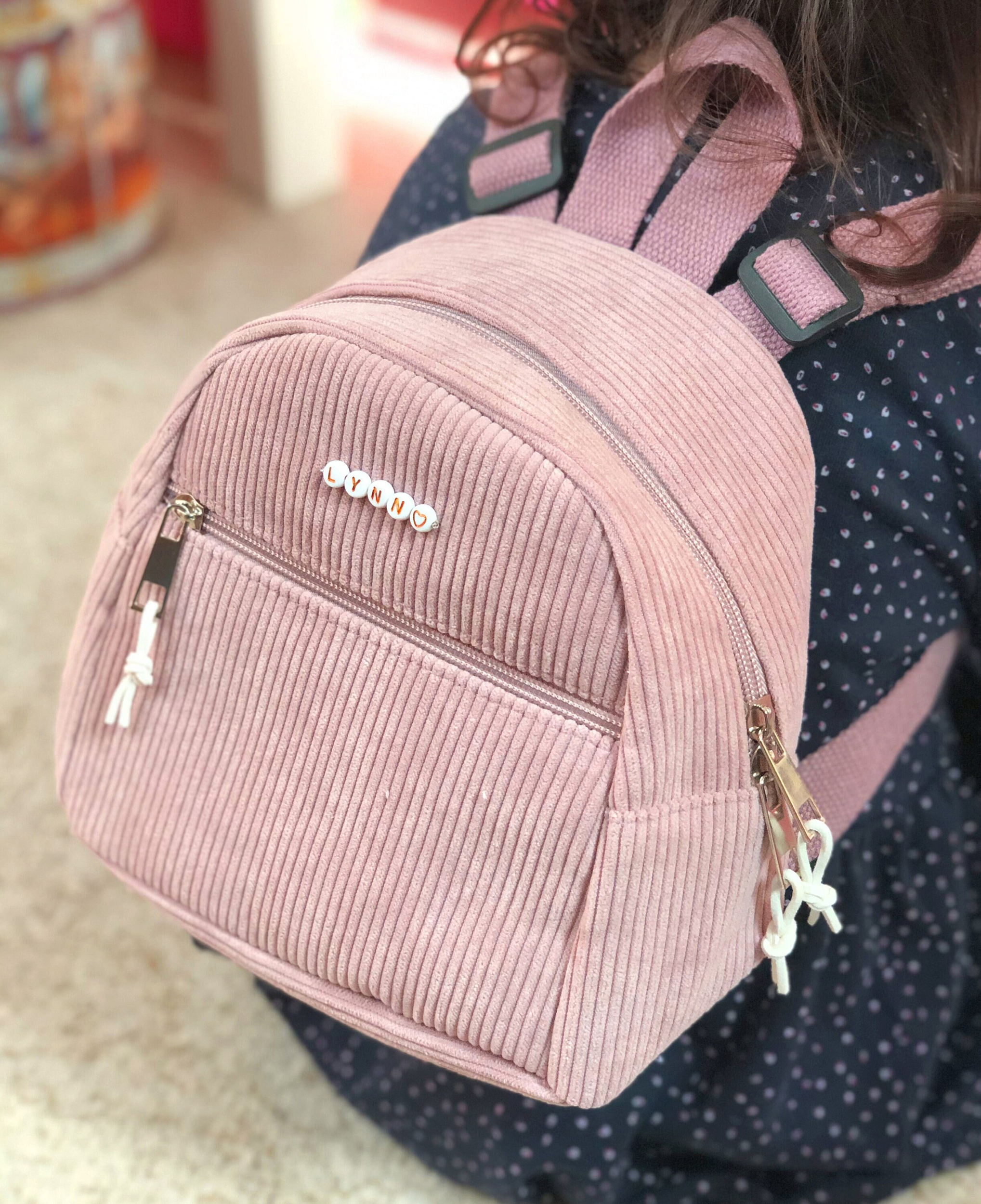 sac à dos rose en velours avec prénom doré et blanc
