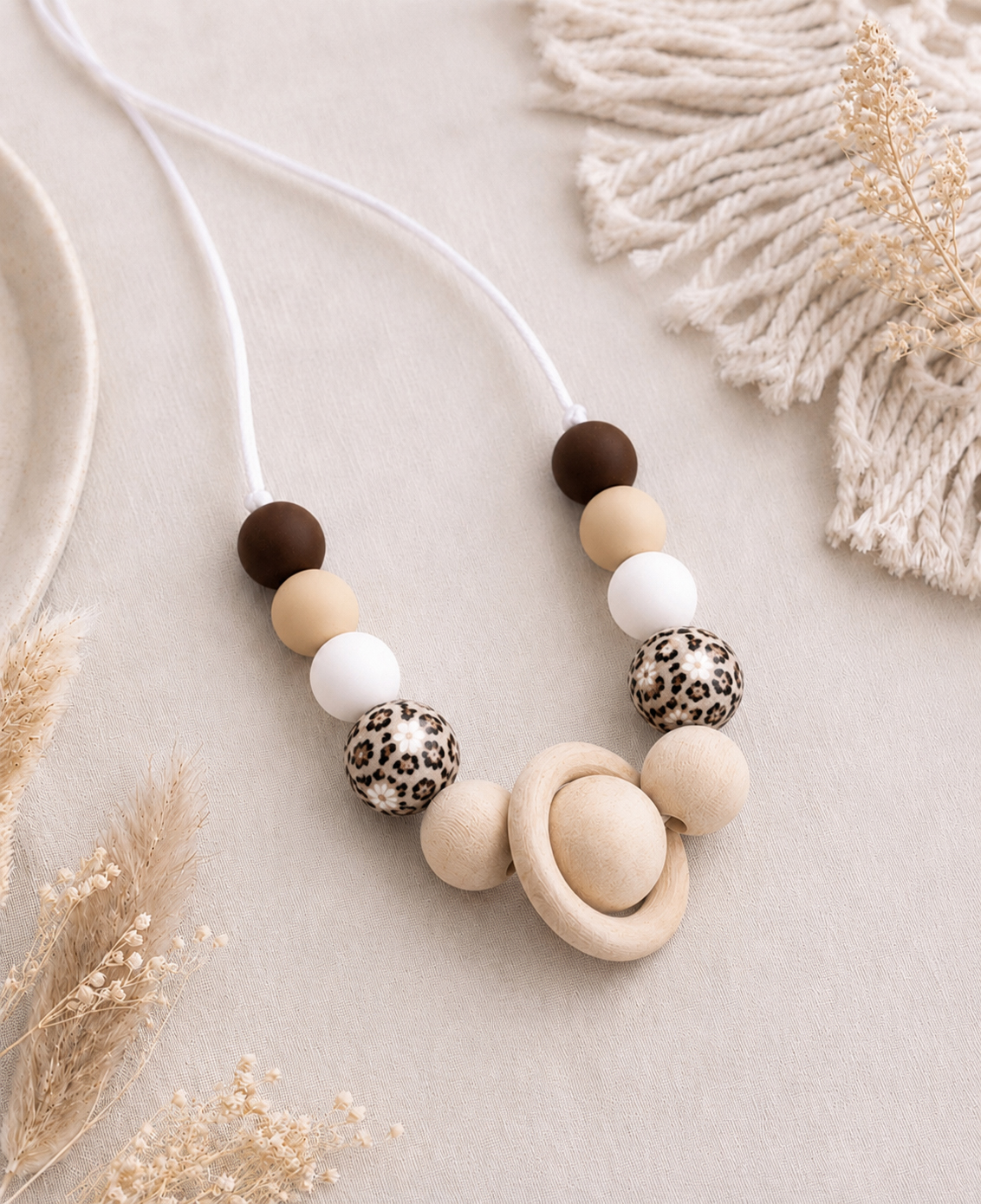collier-maternite-silicone-bois-motif-leopard-photo-ambiance-boheme